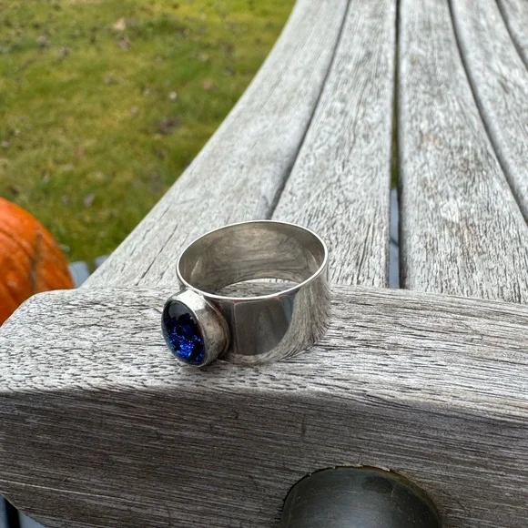 Handcrafted sterling silver and dichroic glass cabochon ring - Picture 8 of 10